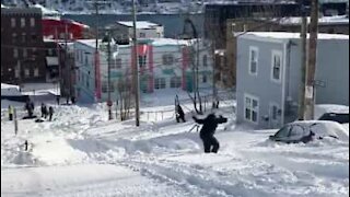 Residentes do Canadá aproveitam neve depois da tempestade