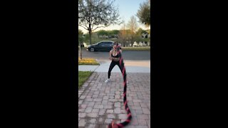 Exercise Technique #7 Battle Rope: Uni-lateral Slam