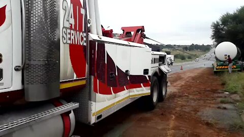 SOUTH AFRICA - Johannesburg - Tanker recovery on highway (Video) (X4c)