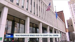 Cheektowaga Texas Roadhouse donates meals to Call Center