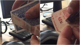 Il mago sta tagliando la banconota o la carta?