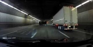 Camião despista-se dentro de túnel nos EUA