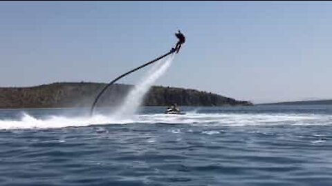 Acrobacia em flyboard não acaba da melhor forma