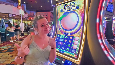 26 Year Old Plays A Slot Machine Inside New York New York Las Vegas! 🍑