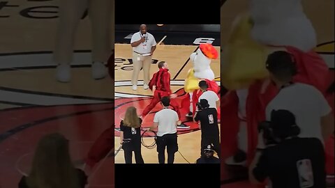 Conor McGregor slept Miami Heat mascot during NBA finals #shorts #conormcgregor #nbafinals