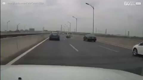 Une camionnette chinoise prend feu sur l'autoroute