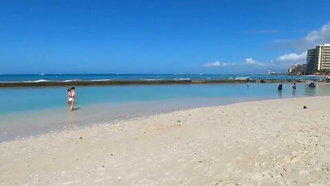 HAWAII - Waikiki Beach - On the beach - Beautiful day on Waikiki beach for people watching!-7