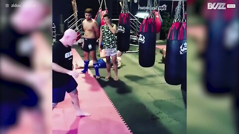 Árbitro da UFC tenta impressionar com falhanço incrível!