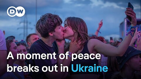 Ukraine: Music festival goes ahead as largest gathering since war began takes place | DW News