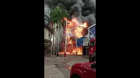 Prédio comercial sofre forte incêndio na região metropolitana do Rio