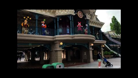 Mickey & Minnie Mouse, Goofy, Pluto and the Chipmunks welcomes visitors at Disneyland Paris 💗