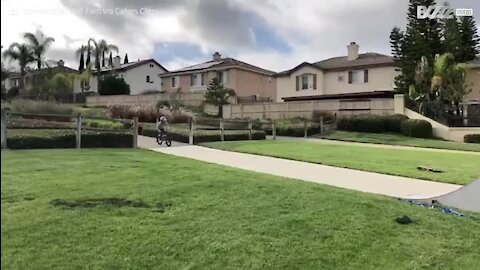 À huit ans, il fait des saltos en BMX