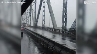 Vento forte derruba caminhão em ponte!