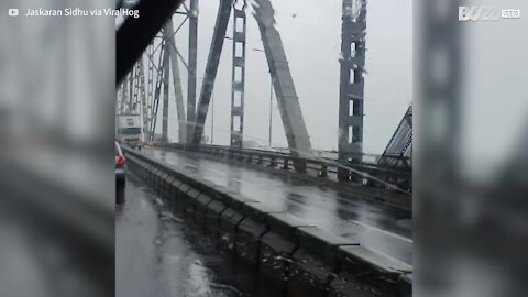 Vento forte derruba caminhão em ponte!