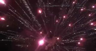 Drone filma imagens incríveis de fogo de artifício no Nebraska