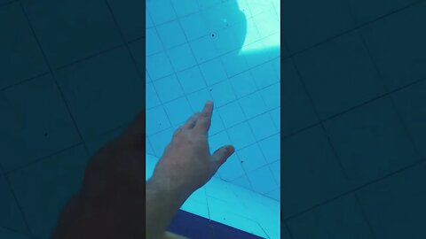 não vale a pena colocar cloro em piscina suja ... limpe antes tá ok?