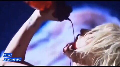 Kesha exécute un rituel SATANIQUE de consommation de sang sur scène pendant sa chanson Cannibal...
