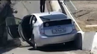 Carro é apanhado em colapso de ponte na Rússia