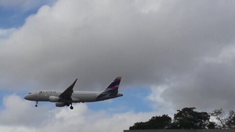 Airbus A320 PR-MYK en la aproximacion final antes de llegar a Manaus