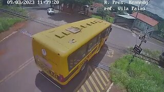 Alunos da Apae são ejetados de ônibus em acidente com trem em Jandaia do Sul; imagens fortes