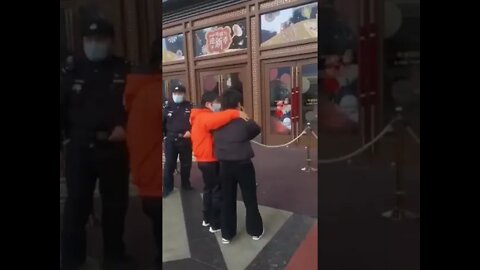 Mother Screams Desperately as Her Child Locked inside a Shopping Town in Shanghai 寶寶被關商場 母親絕望叫喊