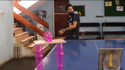 Jovem é mestre em truques originais de ping-pong!