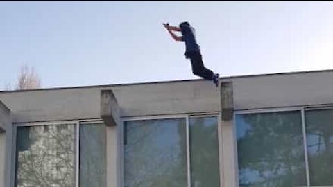 Il est le roi du parkour sur le toit d'une école