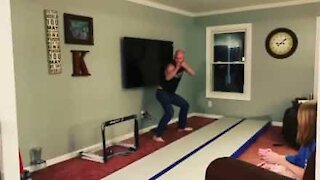 Pai tenta imitar truque de ginástica da filha