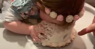 Elle plonge dans son gâteau d'anniversaire !