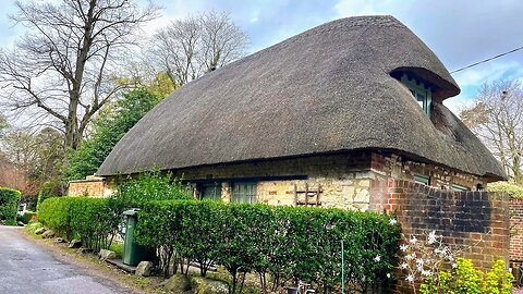 Chalk built Thatched Cottages - Uffington Walk, English Countryside