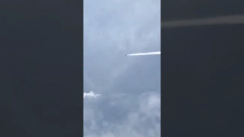 SCIE CHIMICHE si vede il momento esatto in cui il pilota interrompe l'emissione della scia chimica.