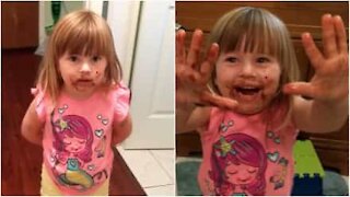 Bimba nega l'evidenza... con il viso ricoperto di cioccolato!