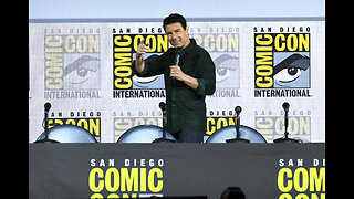 Tom Cruise surprises Comic-Con fans