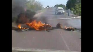 Police fire rubber bullets at protesters in Kroondal, Rustenburg (VGQ)