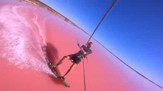 Kitesurfing em um lago cor-de-rosa!