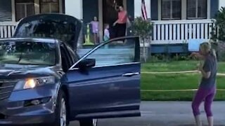 Mom prompts neighbors to join dance party routine