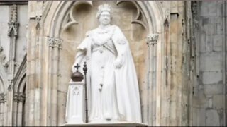 Rei Charles III revela a primeira estátua póstuma da rainha Elizabeth II