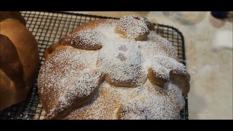 Pan de muerto ( bread for Dia de los muertos)