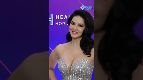 Sunny Leone Flaunts Her Huge Cleavage In Offshoulder Outfit At Awards