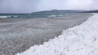 Mystiske isballer skyller i land ved Lake Michigan