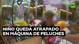 Rescatan a un niño atrapado en una máquina de peluches