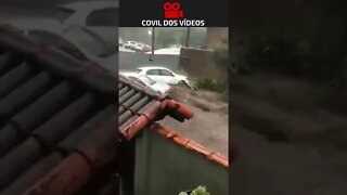 chuva forte arrasta carros