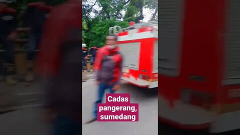 mobil tertimpa batu besar di cadas pangeran sumedang