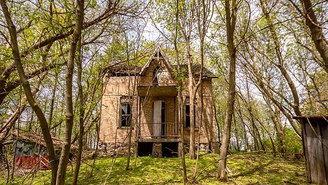 Would You Enter This Super Creepy Old Abandoned House in the Forest? I Shouldn't Have!
