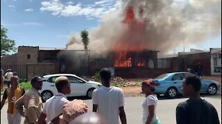 SOUTH AFRICA - Johannesburg - Load shedding house fire (video) (K8q)