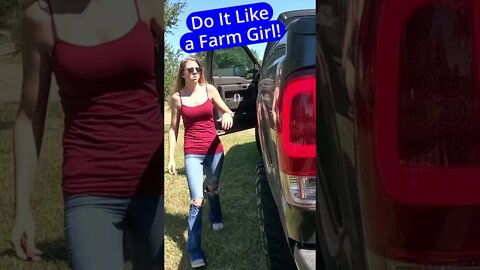 Who says girls can't load a trailer?!? 😉😍 #shorts #farmgirl #countrygirl #farmlife #texas