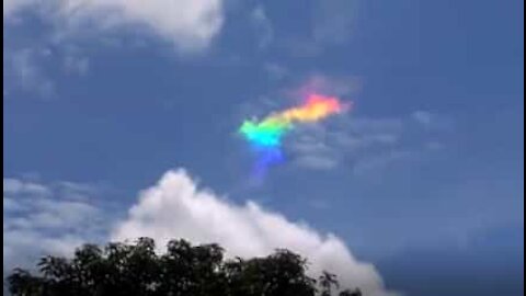 Il rarissimo fenomeno delle nuvole iridescenti
