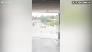 Mulher é resgatada de carro arrastado por inundação na Austrália