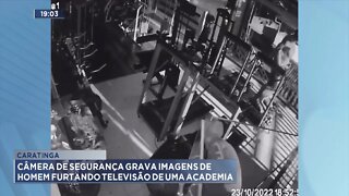 Caratinga: Câmera de Segurança grava imagens de Homem furtando Televisão de uma Academia.