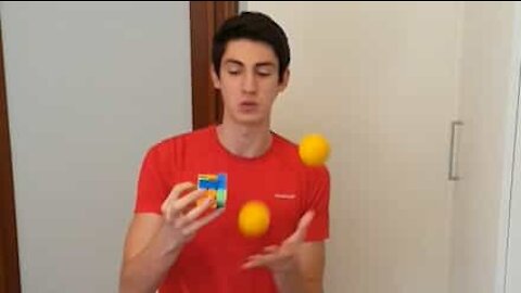 Jovem resolve um cubo de Rubik enquanto faz malabarismo e diz o Pi